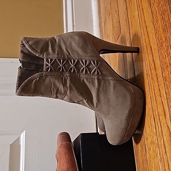 Two pairs of shoes, size 8.5 heels/booties - Picture 3 of 5